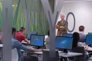 profesor y estudiantes en el aula de laboratorio de computación foto