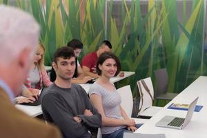 profesor con un grupo de estudiantes en el aula foto