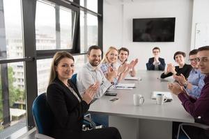 grupo de jóvenes reunidos en la oficina de inicio foto