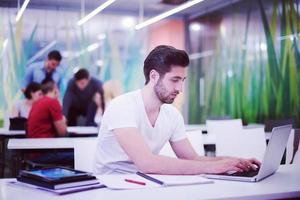 estudiante varón en el aula foto