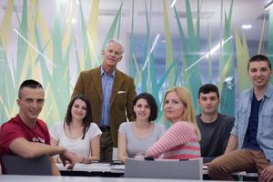 retrato de profesor con grupo de estudiantes en segundo plano. foto