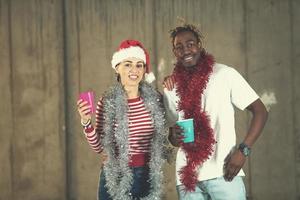 joven pareja multiétnica de negocios celebrando la fiesta de año nuevo foto