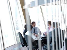 grupo de personas de negocios en una reunión en una oficina moderna y luminosa foto