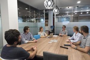 equipo de negocios de inicio en reunión foto