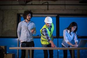 gente de negocios en grupo, arquitecto e ingeniero en el sitio de construcción foto