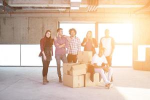 retrato de empresarios multiétnicos con luz solar a través de las ventanas foto