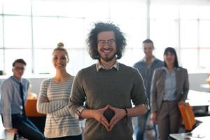 retrato, de, joven, casual, hombre de negocios foto