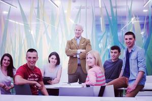 retrato de profesor con grupo de estudiantes en segundo plano. foto