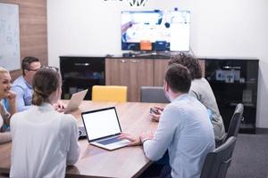 equipo de negocios de inicio en una reunión en un edificio de oficinas moderno foto