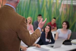 profesor con un grupo de estudiantes en el aula foto