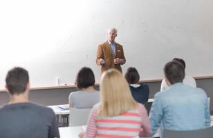 profesor con un grupo de estudiantes en el aula foto