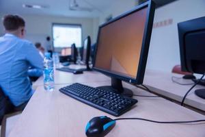 hombre de negocios que trabaja usando una computadora en la oficina de inicio foto