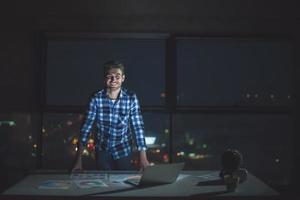 joven ingeniero masculino en el sitio de construcción foto