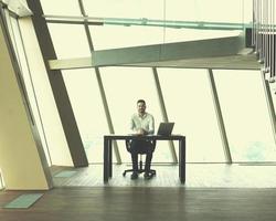 joven hombre de negocios en la oficina foto