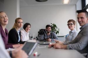 Cerca de las manos de un hombre de negocios usando una tableta en una reunión foto