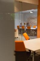 equipo de negocios en una reunión en un edificio de oficinas moderno foto