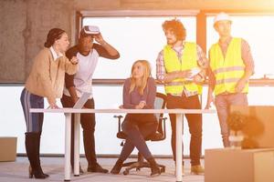 grupo de empresarios multiétnicos en el sitio de construcción foto