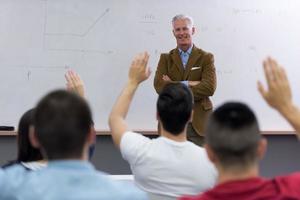 profesor con un grupo de estudiantes en el aula foto