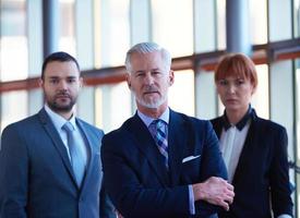 hombre de negocios senior con su equipo en la oficina foto