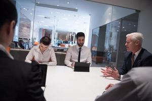 grupo de personas de negocios lluvia de ideas sobre la reunión foto