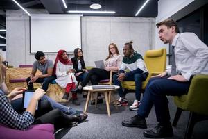 equipo de negocios de inicio multiétnico que tiene una reunión foto