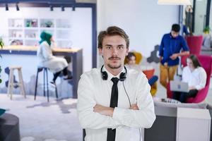 retrato de un hombre de negocios exitoso en la oficina de inicio foto