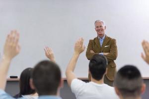 profesor con un grupo de estudiantes en el aula foto