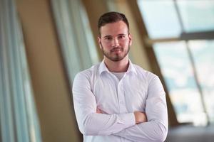 hombre de negocios con barba en la oficina moderna foto