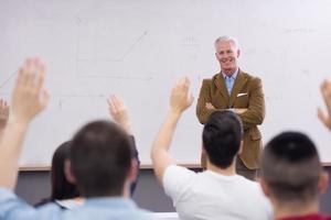 profesor con un grupo de estudiantes en el aula foto