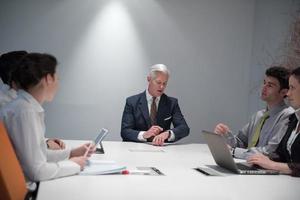 grupo de personas de negocios lluvia de ideas sobre la reunión foto