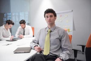 retrato de un joven hombre de negocios en una oficina moderna foto