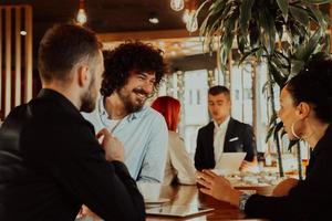 un grupo de amigos pasando el rato en un café y hablando de negocios foto