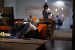 hombre de negocios descansando en el escritorio foto