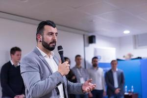 exitoso hombre de negocios dando presentaciones en la sala de conferencias foto