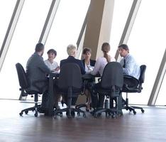 grupo de personas de negocios en una reunión en una oficina moderna y luminosa foto