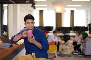 hombre de negocios indio casual tomando un descanso del trabajo foto