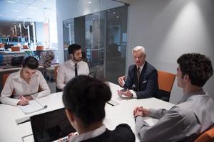 grupo de personas de negocios lluvia de ideas sobre la reunión foto