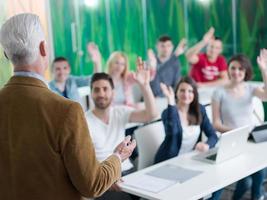 primer plano de la mano del maestro mientras enseña en el aula foto