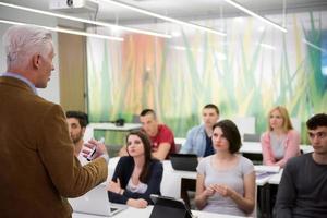 profesor con un grupo de estudiantes en el aula foto