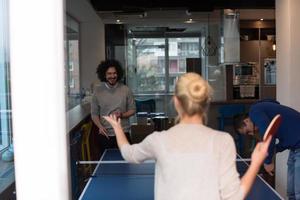 equipo de negocios de inicio jugando tenis de ping pong foto