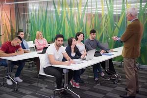 profesor con un grupo de estudiantes en el aula foto