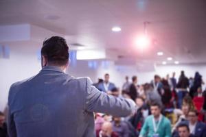 exitoso hombre de negocios dando presentaciones en la sala de conferencias foto