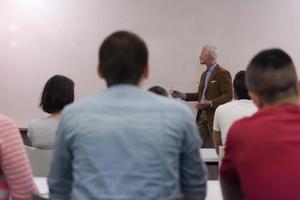 profesor con un grupo de estudiantes de alta escuela en el aula foto