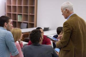 profesor con un grupo de estudiantes en el aula foto