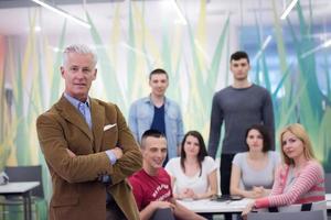 retrato de profesor con grupo de estudiantes en segundo plano. foto