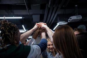 grupo multiétnico de jóvenes empresarios celebrando el éxito foto