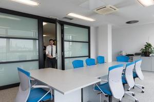 grupo de gente de negocios entrando en la sala de reuniones, desenfoque de movimiento foto