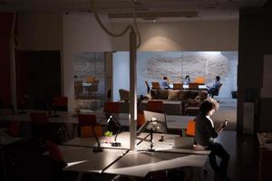 hombre trabajando en una computadora en una oficina oscura foto