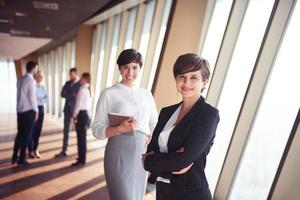 grupo de personas de negocios, mujeres como líderes de equipo foto