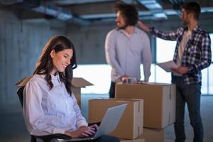 gente de negocios en grupo, arquitecto e ingeniero en el sitio de construcción foto